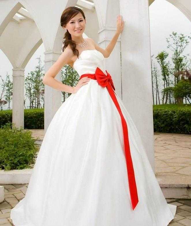 Атласное свадебное платье пойдет всем невестам, независимо от фигуры, главное, выбрать модель