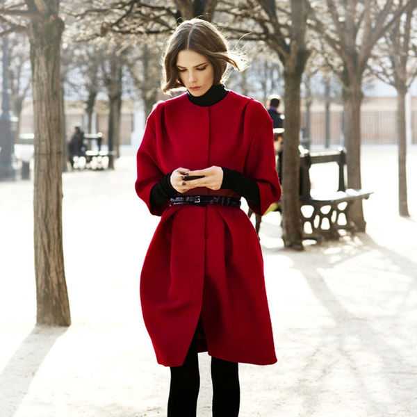 Пальто с коротким рукавом упорно держит лидирующие позиции модных тенденций в 2022 году С чем и как носить пальто с укороченными рукавами Советы и стильные образы