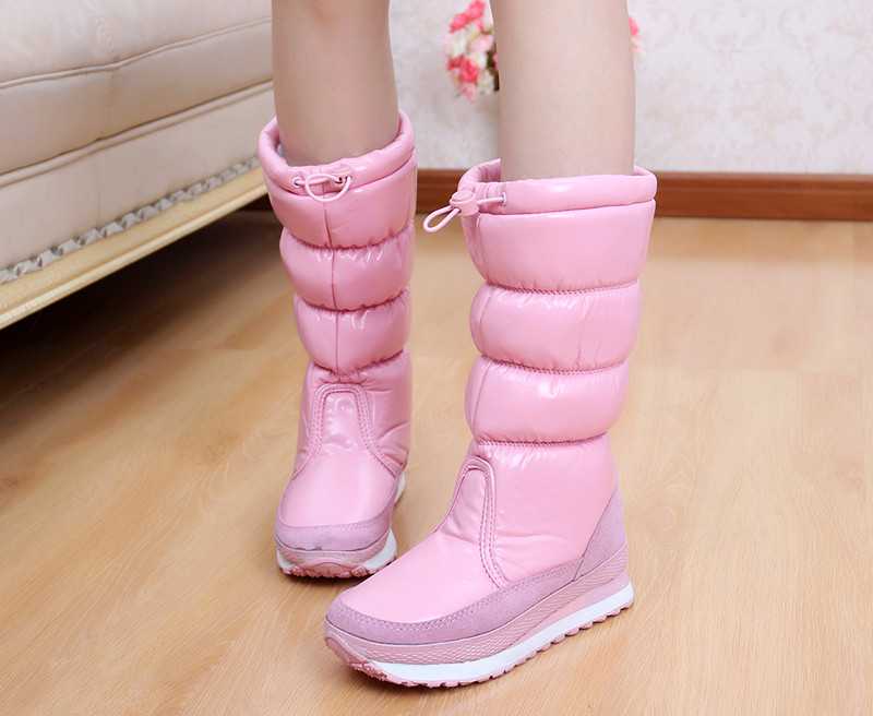 Дутики женские белые зимние или модные высокие, короткие спортивные сапоги демисезонные, кожаные розовые луноходы, с чем носить непромокаемую водонепроницаемую обувь