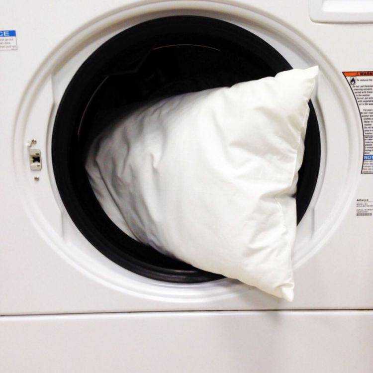 Как постирать подушку из перьев в домашних условиях: можно ли это делать дома в стиральной машине-автомат, или возможна только стирка руками?