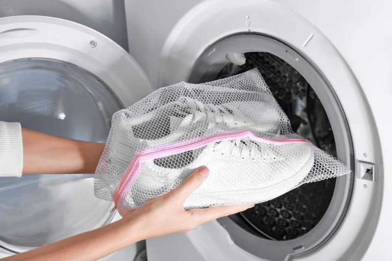 Как отстирать белые кеды: можно ли стирать в стиральной машине