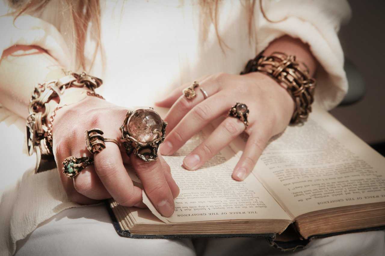 Магия колец известна во всем мире На каком пальце нужно носить кольцо и что оно будет означать Как правильно должно сидеть украшение и как носить кольца мусульманам, католикам и православным людям