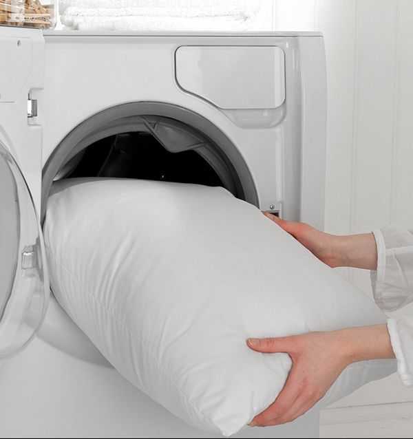 Как постирать подушку пуховую в домашних условиях: можно ли целиком, в стиральной машине-автомат, подойдет ли стирка руками?