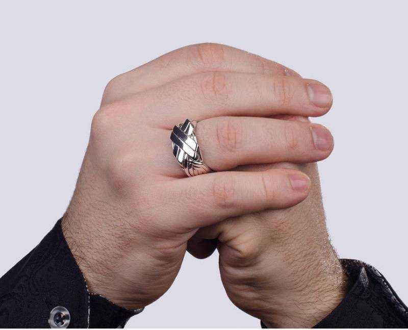 На какой руке пальце носят печатку. Серебряные печатки на пальце. Мужское кольцо на указательный палец. Кольцо на указательном пальце у мужчины. Мужчина с печаткой на пальце.