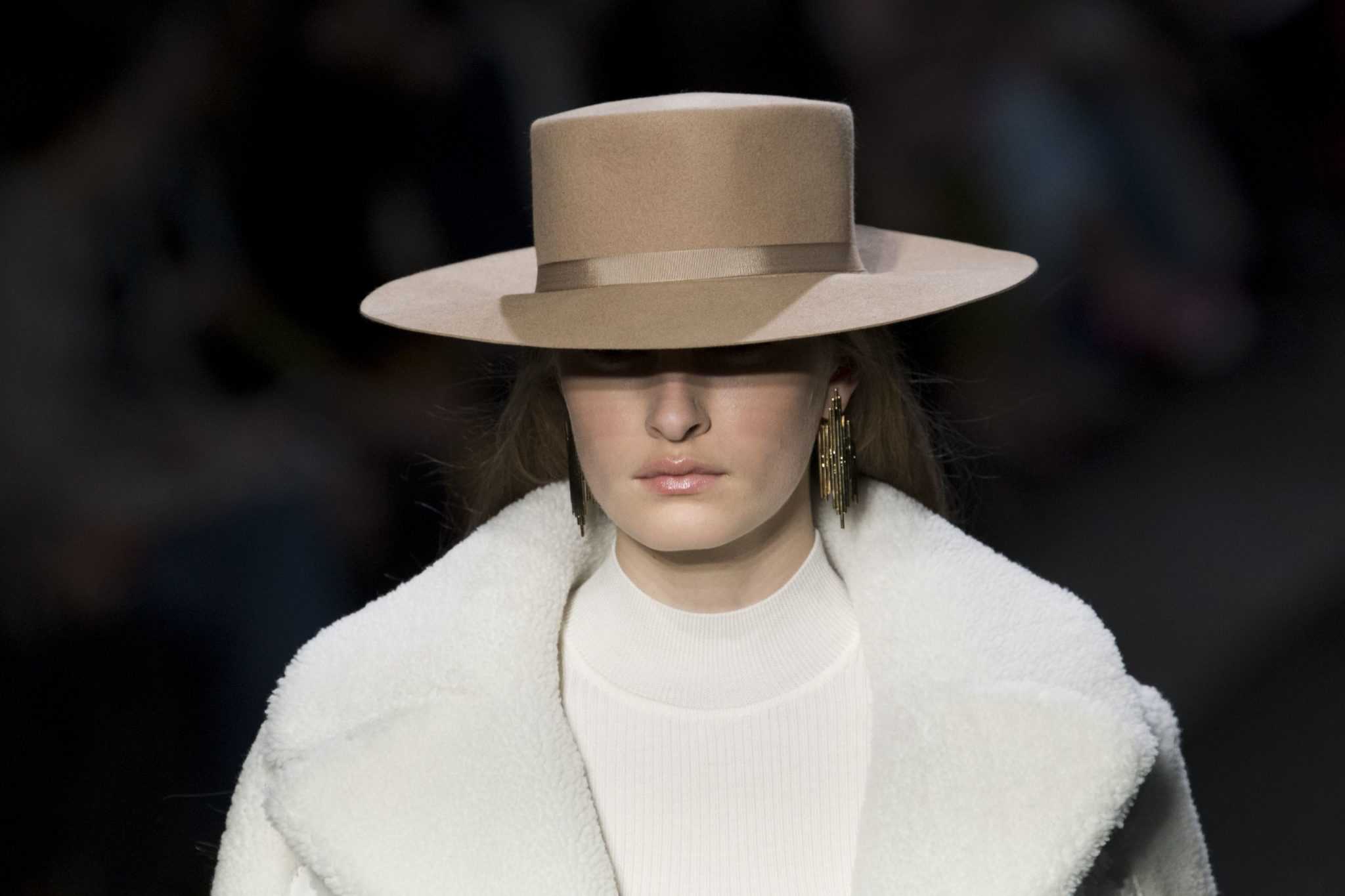 Ах, какая шляпка: 30 ретро фотографий загадочных дам в широкополых шляпах