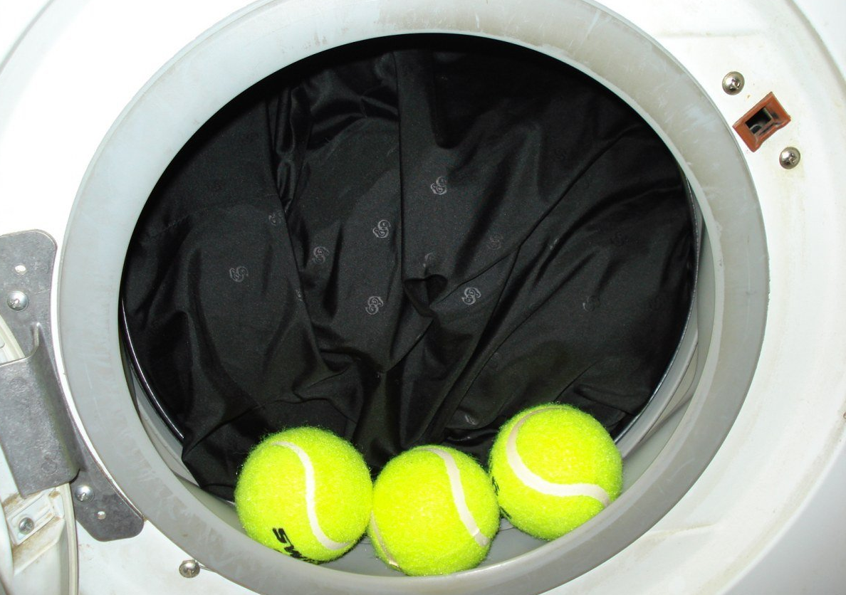 Стирка куртки в машинке автомат. Теннисные мячики для стирки. Теннисный мячик для стирк. Теннисные мячики для стирки пуховиков. Теннисный мяч в стиральной машине.