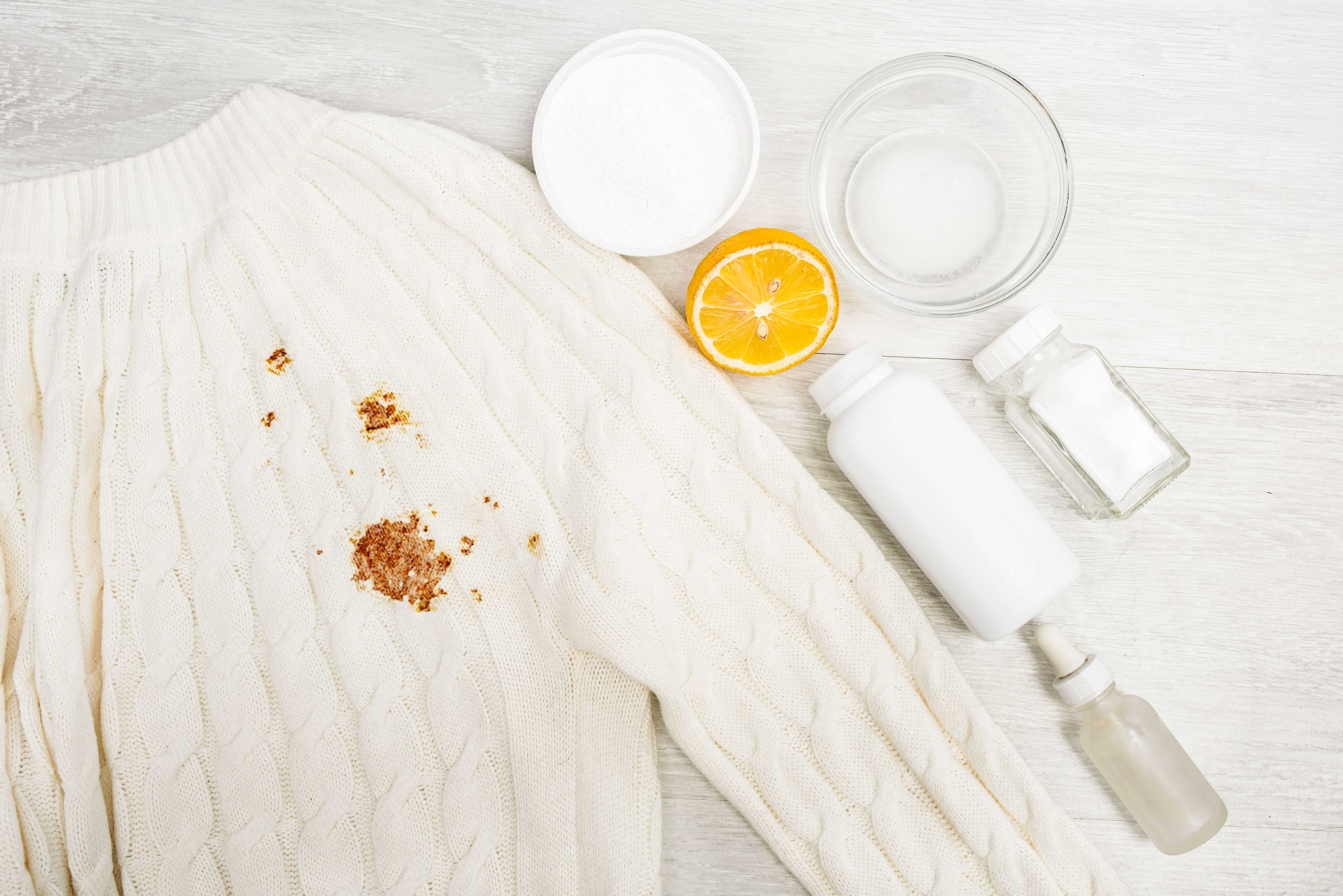 Как стирать белые рубашки: можно ли в стиральной машине (при какой температуре, на каком режиме), как правильно избавиться от пятен в домашних условиях?