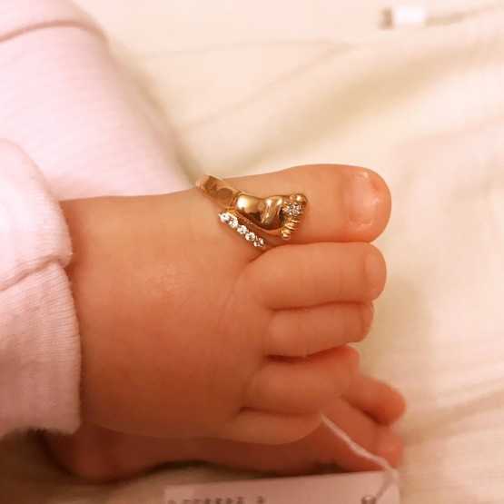 Кольцо на рождение ребенка (61 фото): модели в виде пяточки и ножки младенца