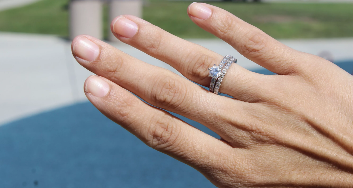 На каком пальце носят помолвочное кольцо - на каком пальце его нужно носить