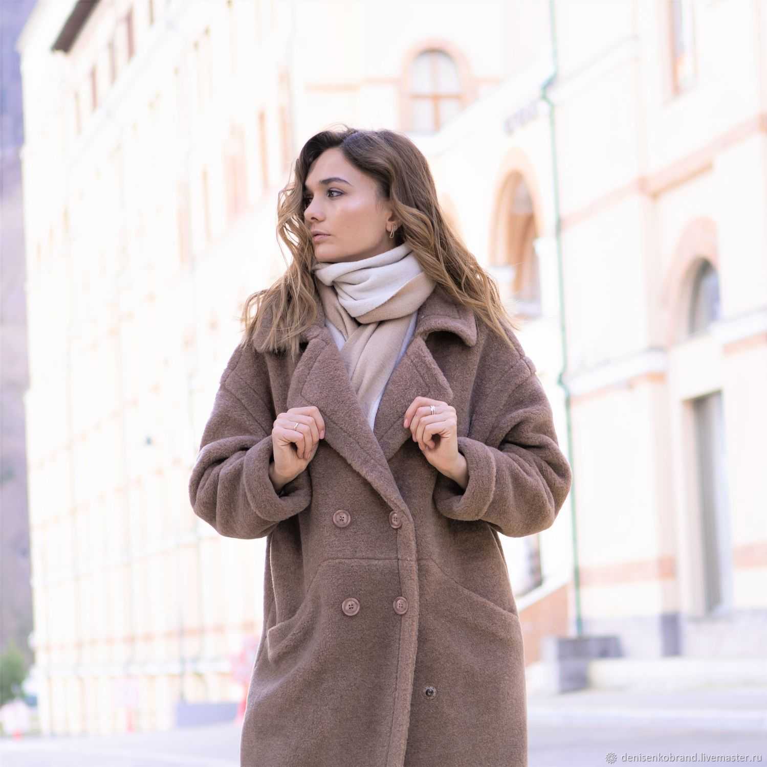 Демисезонное пальто – важная деталь гардероба современной женщины весной и осенью Хотите знать, как правильно выбрать эту вещь по фигуре Какие бывают модели и фасоны Выбираем длину, материалы и бренд