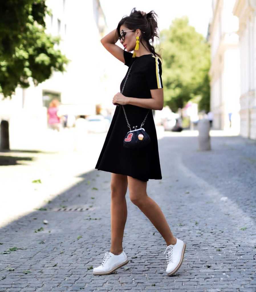 Черное платье и белые кроссовки