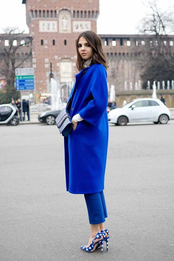 С чем носить синее пальто: цветовые сочетания и образы