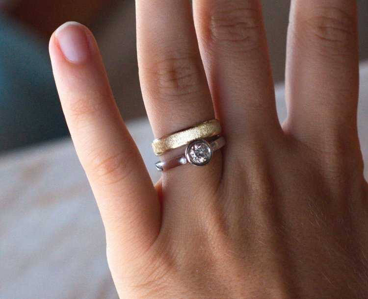 Комплект из помолвочного и обручального кольца: что это, как носить и выбрать такой стильный тандем?