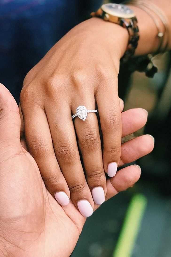 На каком пальце можно носить помолвочное кольцо?