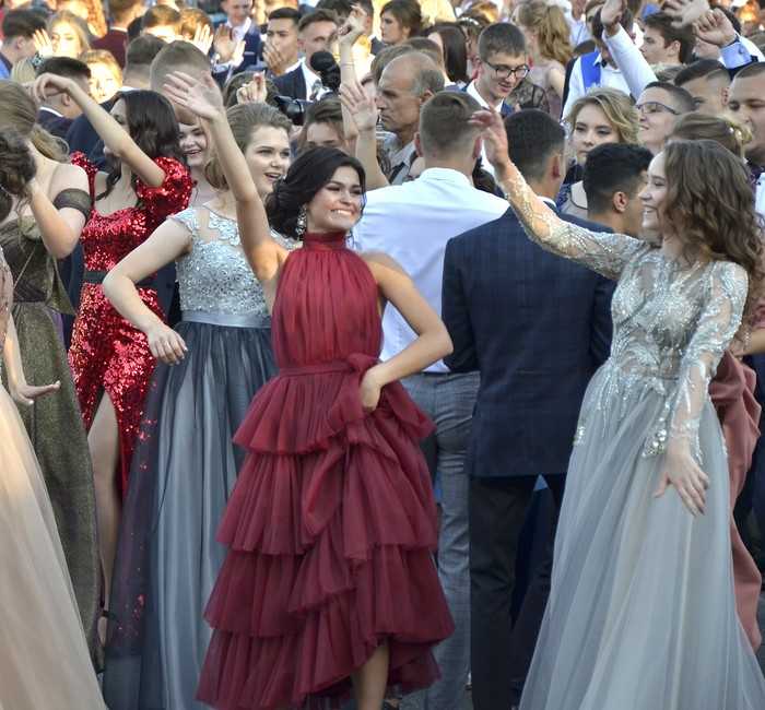 Красное платье на выпускной 2021-2022: подбираем фасон и оттенок