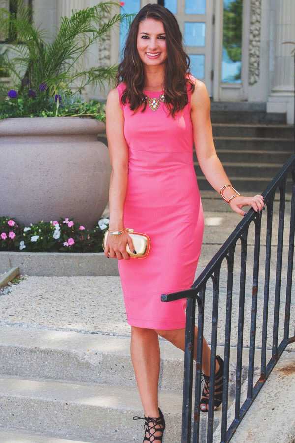 Розовое платье: красивые образы с фото, с чем носить, выбор аксессуаров