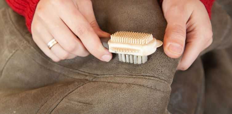 Чем и как почистить замшевую куртку в домашних условиях: удаляем пятна от грязи и жира