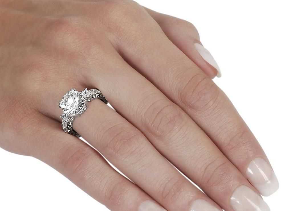 На каком пальце носят помолвочное кольцо – однозначного ответа на этот вопрос нет Спросите о том, на какой руке носят кольцо, подаренное на помолвке у европейцев и у славян, одинаковыми ли будут их ответы