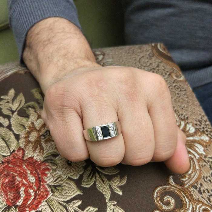 Кольцо на большом пальце: что означает, можно ли носить женщине и девушке