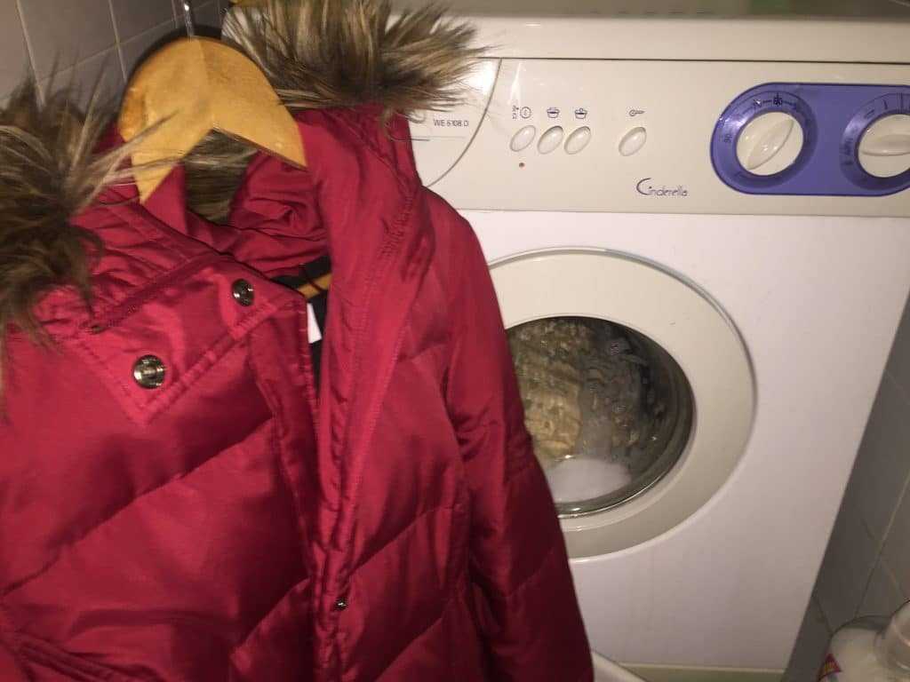 Как постирать куртку на синтепоне в стиральной машине и вручную? как правильно стирать синтепоновую куртку, чтобы не сбился наполнитель?