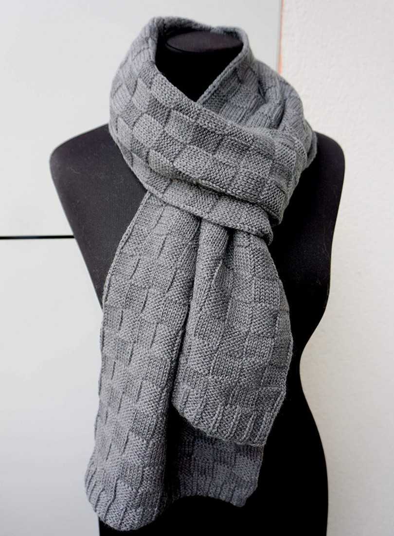Вязаный мужской шарф может послужить не только надежной защитой от холода, но и идеей для хорошего подарка Какие модные и стильные вязаные шарфы для мужчин сейчас в моде Как носить
