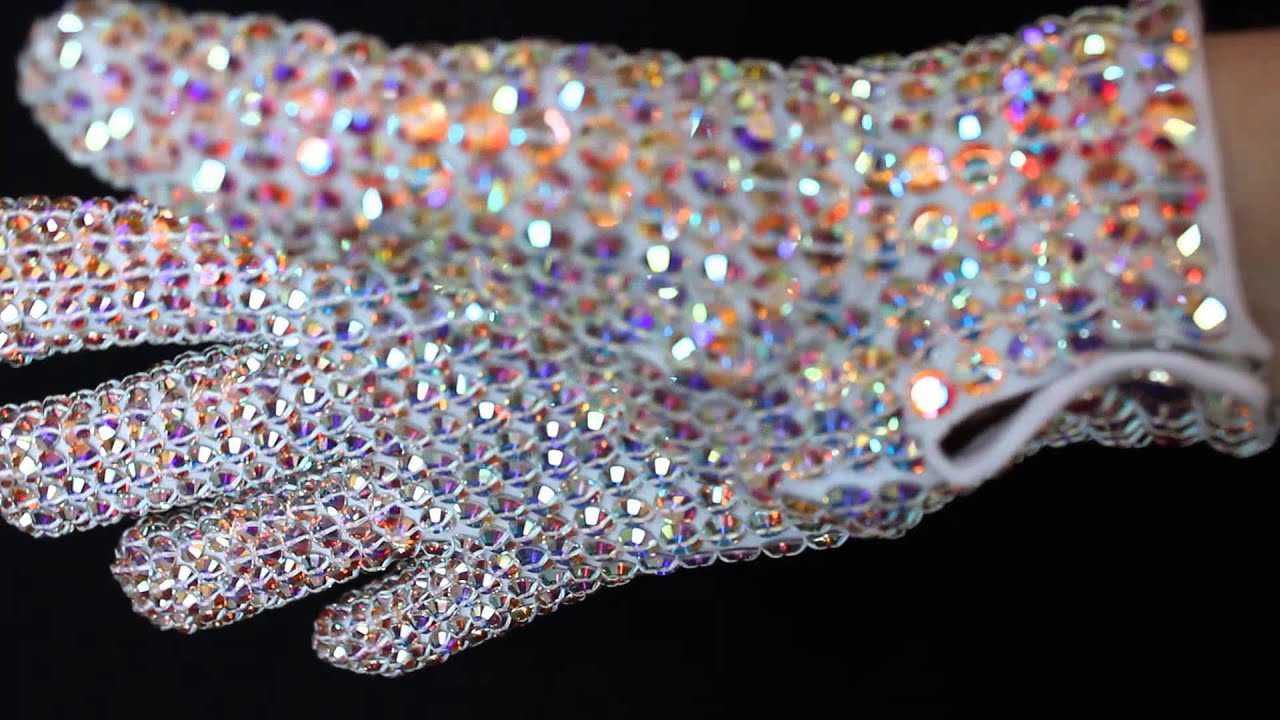 Кому принадлежала самая известная перчатка xx века, украшенная кристаллами swarovski – одна, без пары?
