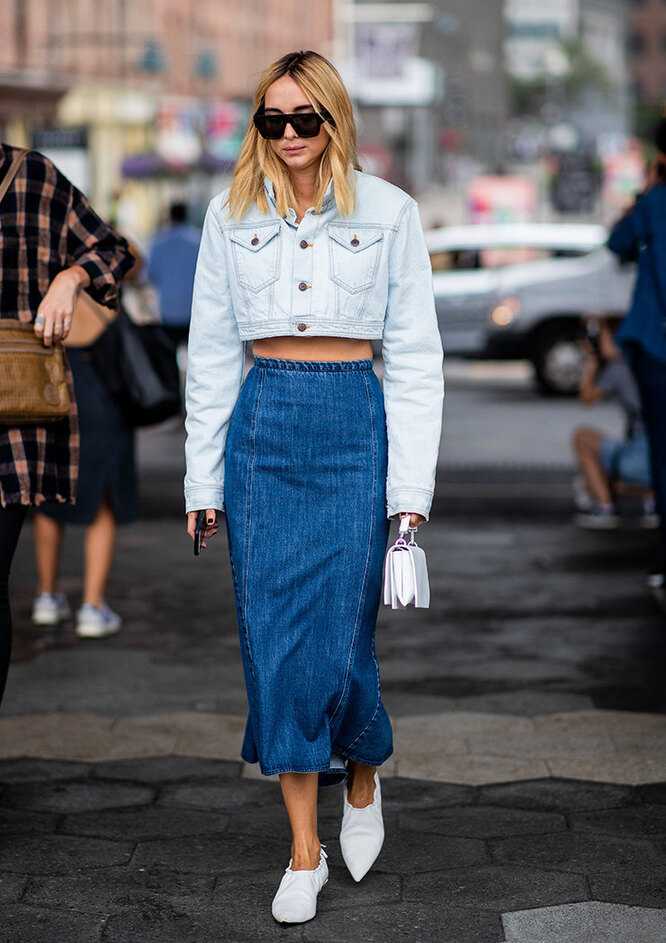 С чем носить джинсовую юбку: модные образы 2020 года