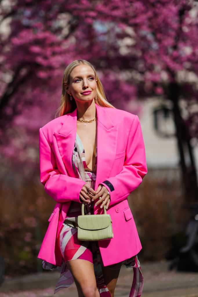 С чем носить женские розовые куртки в 2021 году? |50 фото