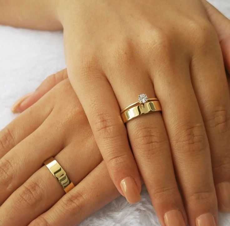 Обручальное и помолвочное кольцо: как их носить вместе?