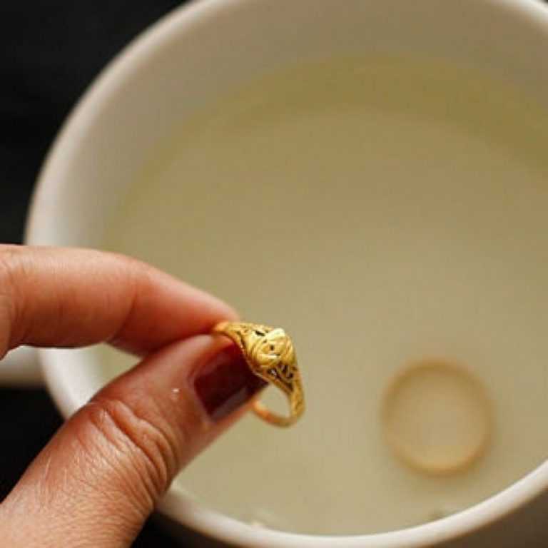 Как почистить белое золото в домашних условиях: чем можно и нельзя, лучшие рецепты растворов для украшений с камнями