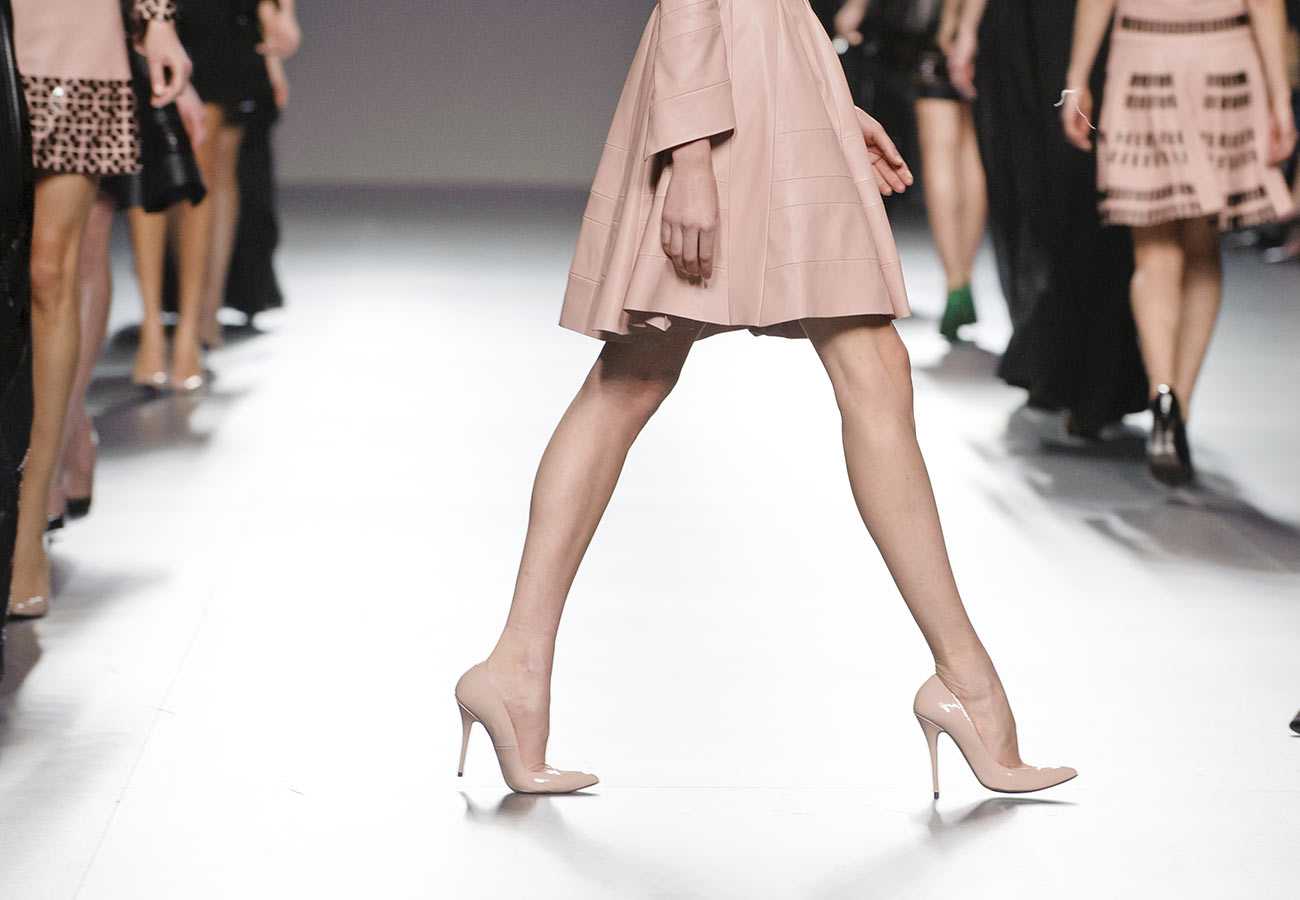 Обувь подиум. Ноги моделей на подиуме. Модный показ. Модель по подиуму. Походка модели.
