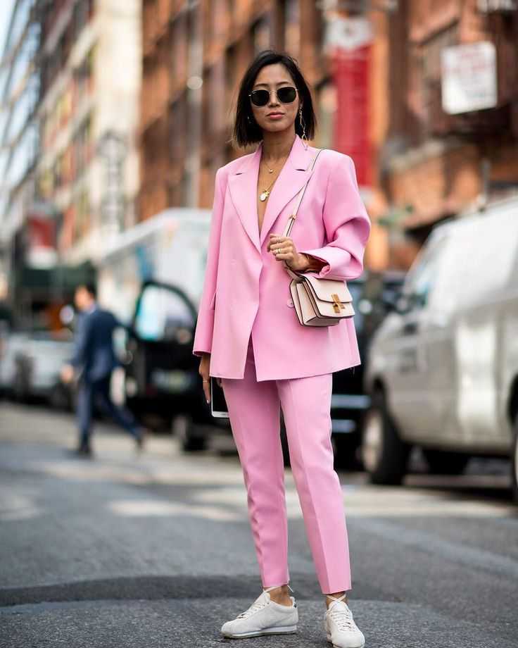 С чем носить розовый пиджак и как сочетать светлые оттенки розового