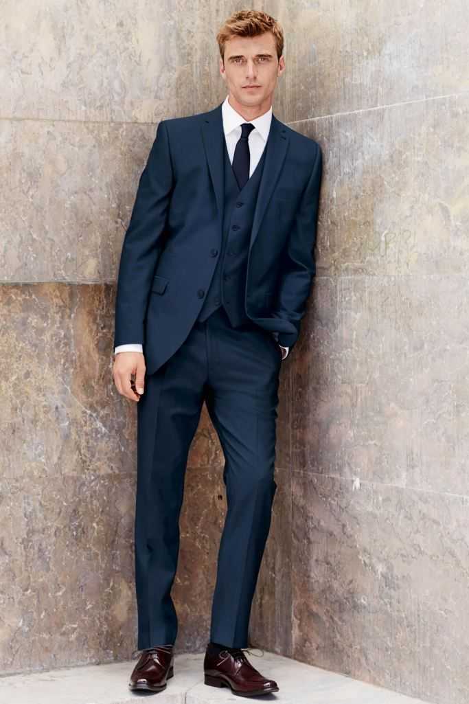 Серый костюм: какая рубашка, туфли и галстук подходят?