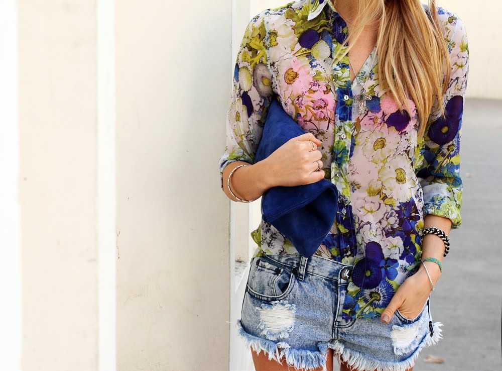 Блузка с цветами с чем носить