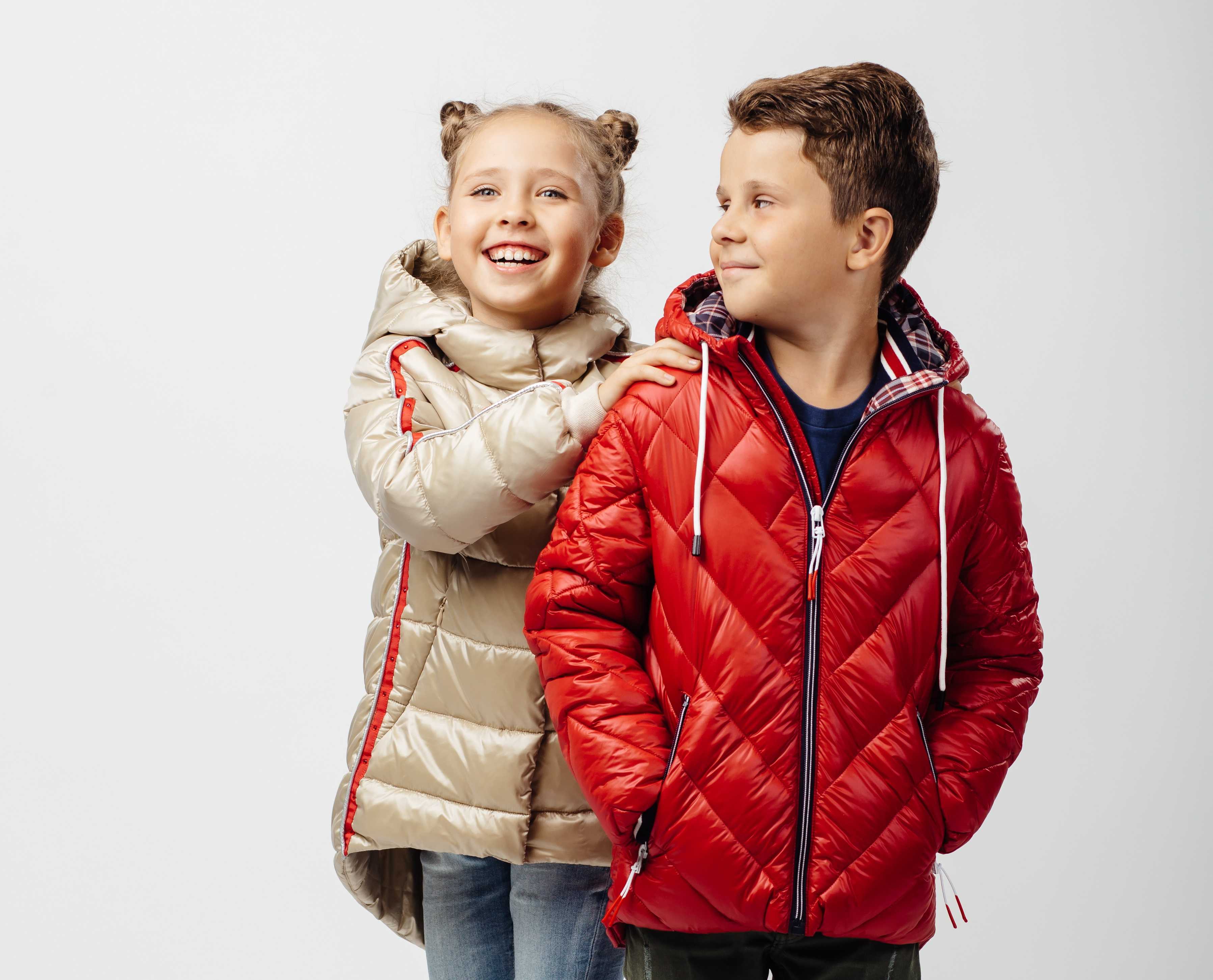 Демисезонные детские куртки – это универсальная вещь на любое время года Как правильно выбирать и какие особенности учитывать при покупке Какие модные тенденции в этом году на демисезонные куртки для мальчиков и девочек