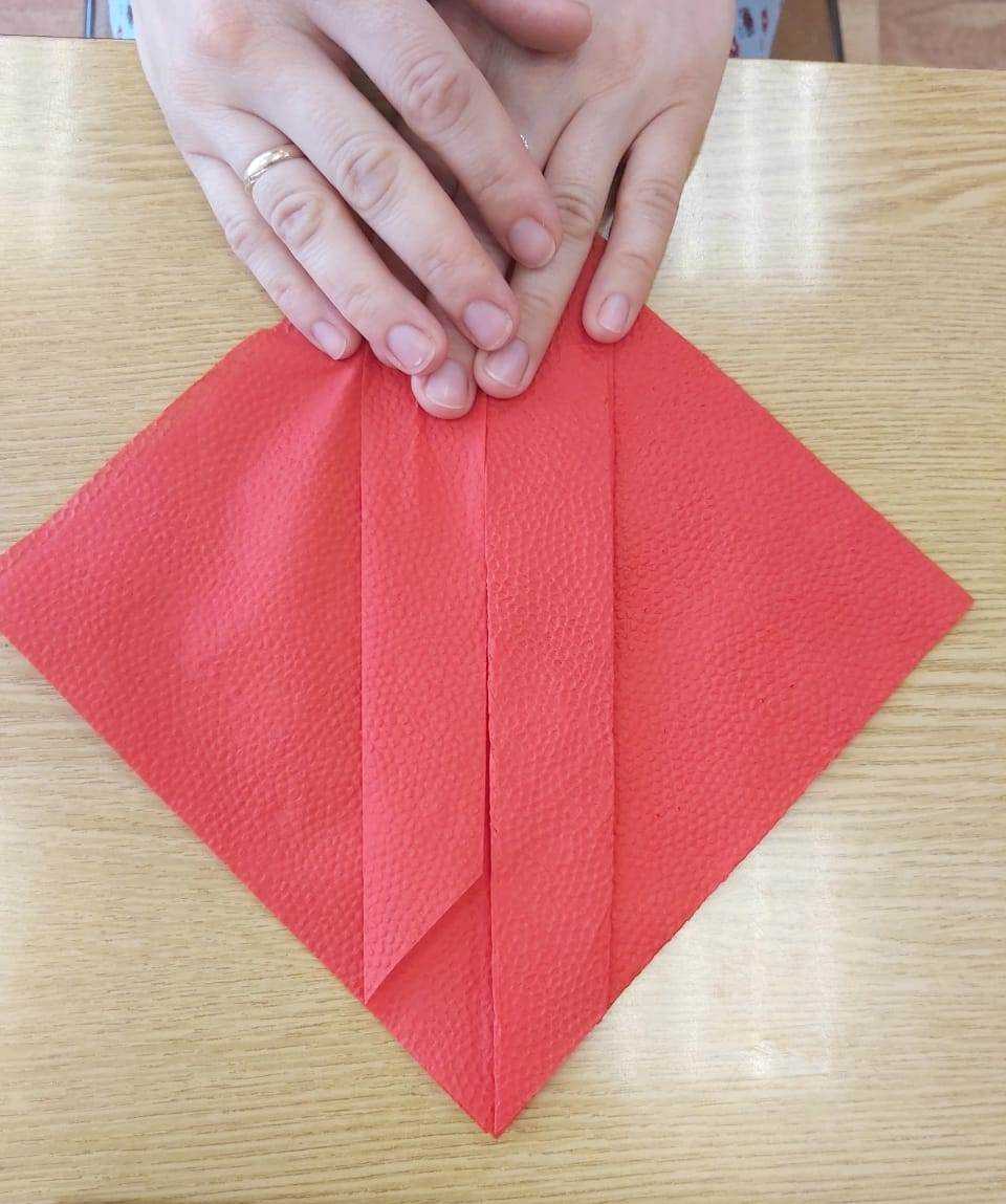 Как красиво сложить бумажные салфетки: варианты сервировки в салфетницу и в стакан