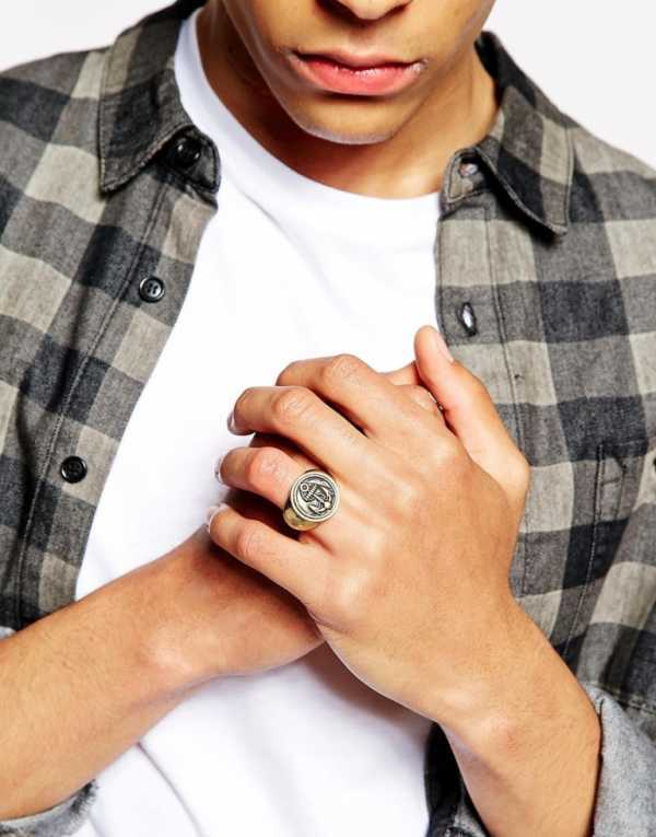 Красивый мальчик да да кольцо на пальчик. Кольца для подростков мальчиков. Мужские кольца для подростков. Мужской перстень на руке. Мужское кольцо для подростка.