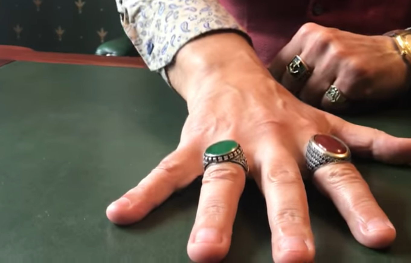 На каком пальце носят кольцо с большим камнем