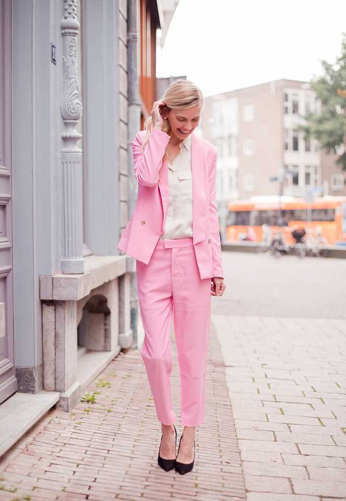 Бледно розовый цвет в женской одежде - сочетание с другими цветами