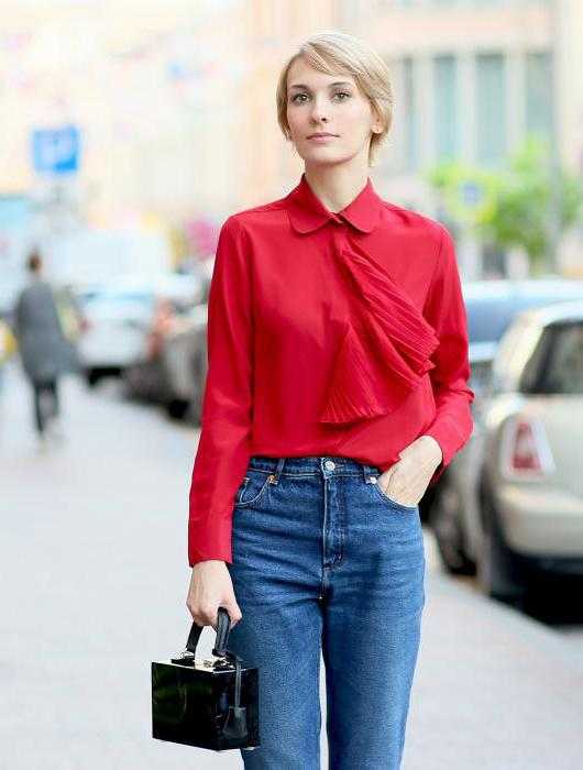 Цветная блузка с джинсами