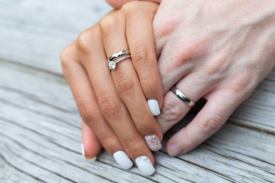 Как правильно носить помолвочное кольцо и можно ли носить его вместе с обручальным на одном пальце?