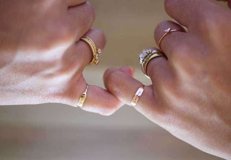 Как кольца на пальцах влияют на судьбу: символика — как определить характер человека в зависимости от расположения колец на пальцах?