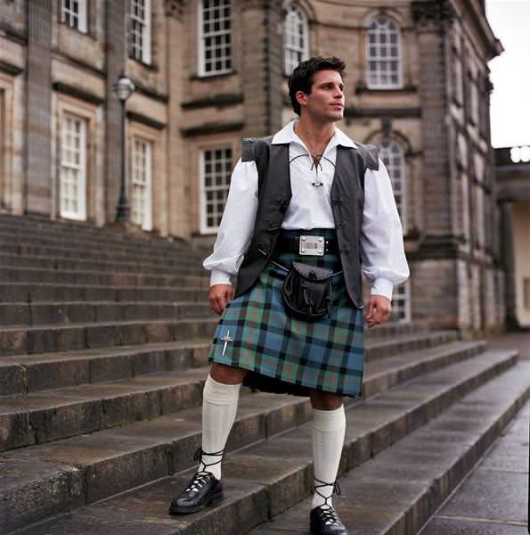Мужчины ходят в женском. Man in Скотланд килт. Шотландия юбка килт. Тартан Шотландия килт. Шотландия парни килт.