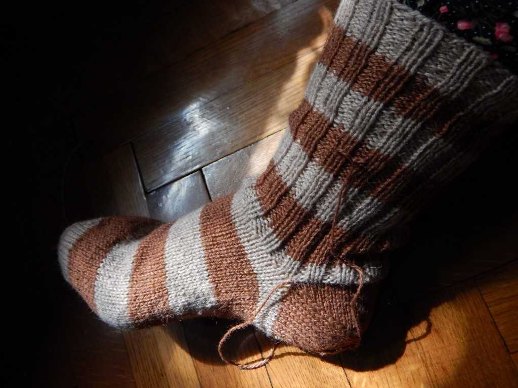 Вязаные полосатые носки спицами