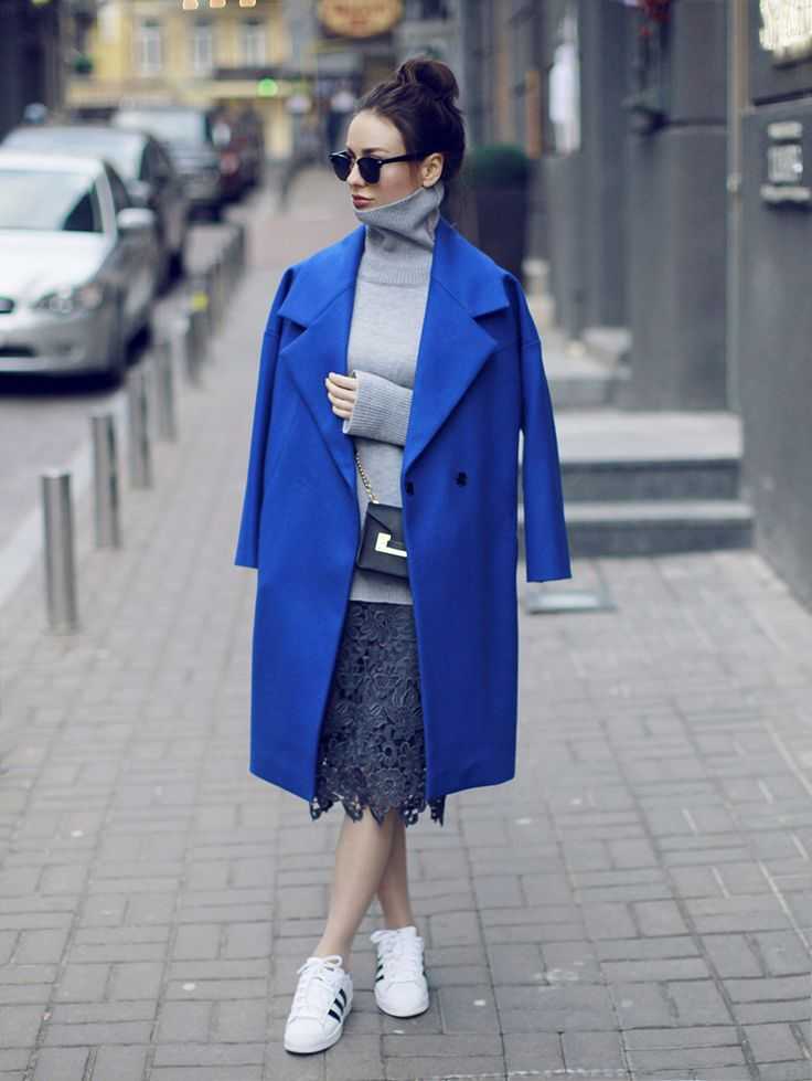 Женщина в синем пальто