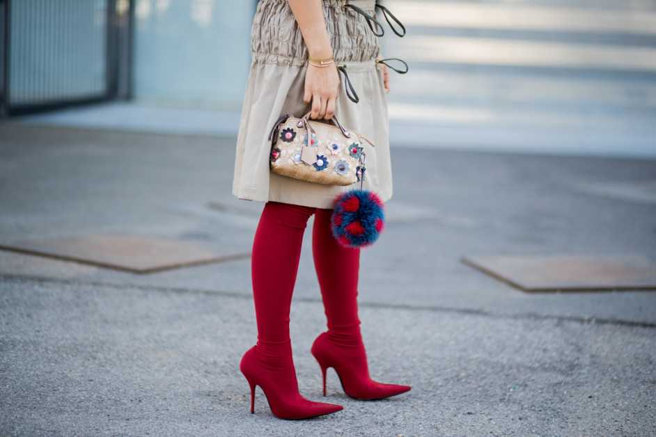 С чем носить красные сапоги: лучшие сочетания по цвету и фасону