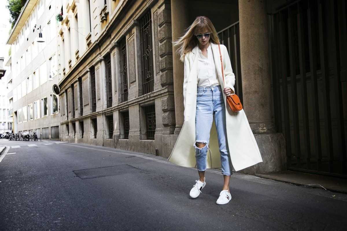 С чем носить белые кроссовки: 12 модных идей
