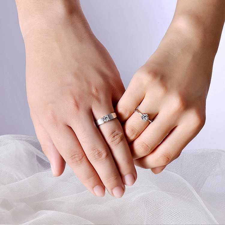 Двойные обручальные кольца – оригинальные украшения на пальцы, имеющие огромное значение Они символизируют объединение двух любящих сердец, мужского и женского А вы знаете, что женское помолвочное и свадебное на один палец – это разные кольца Об этом и мн