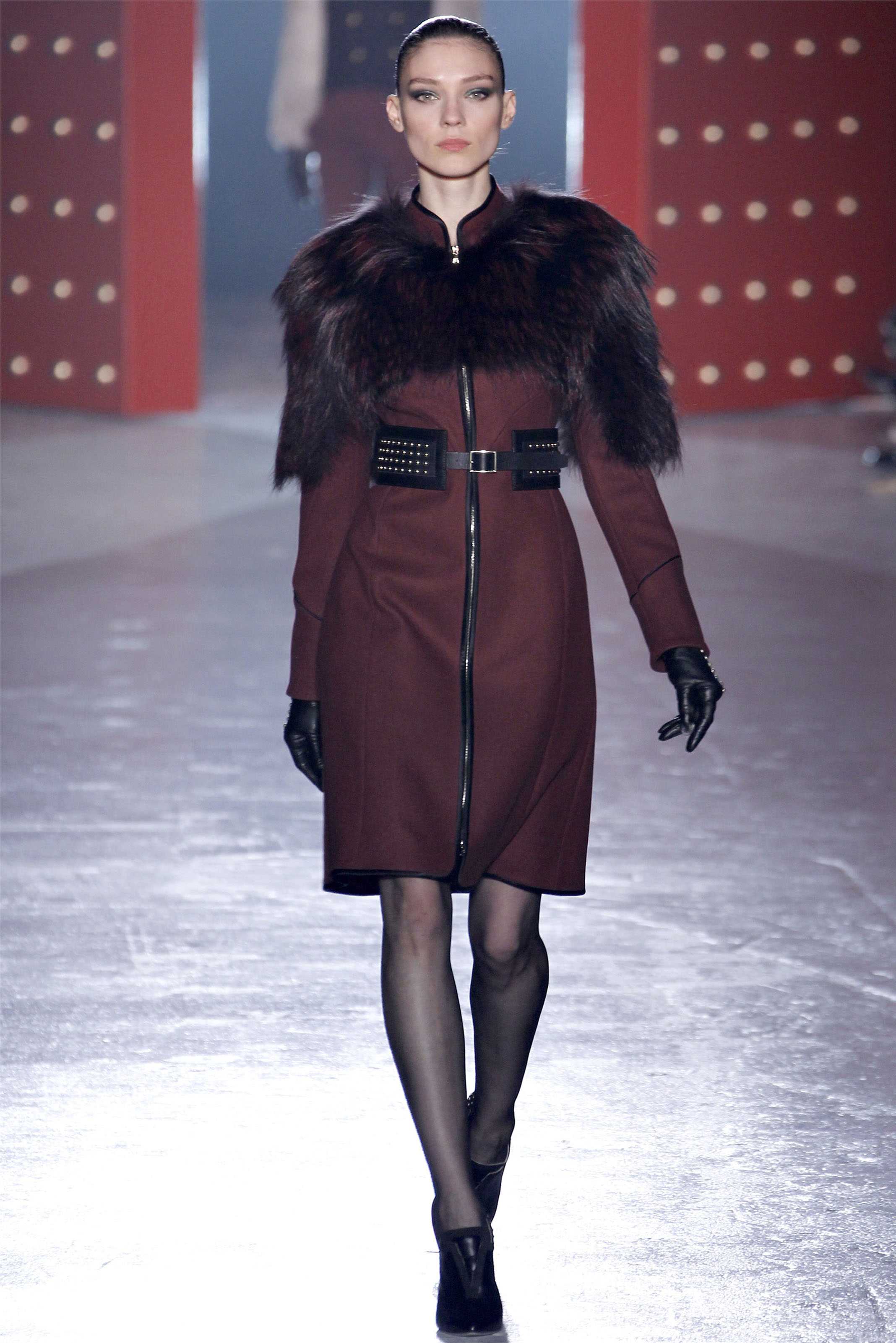 Какое пальто в моде 2024 году. Модные пальто. Стильное пальто. Модные женские пальто с мехом. Пальто с меховым воротником.