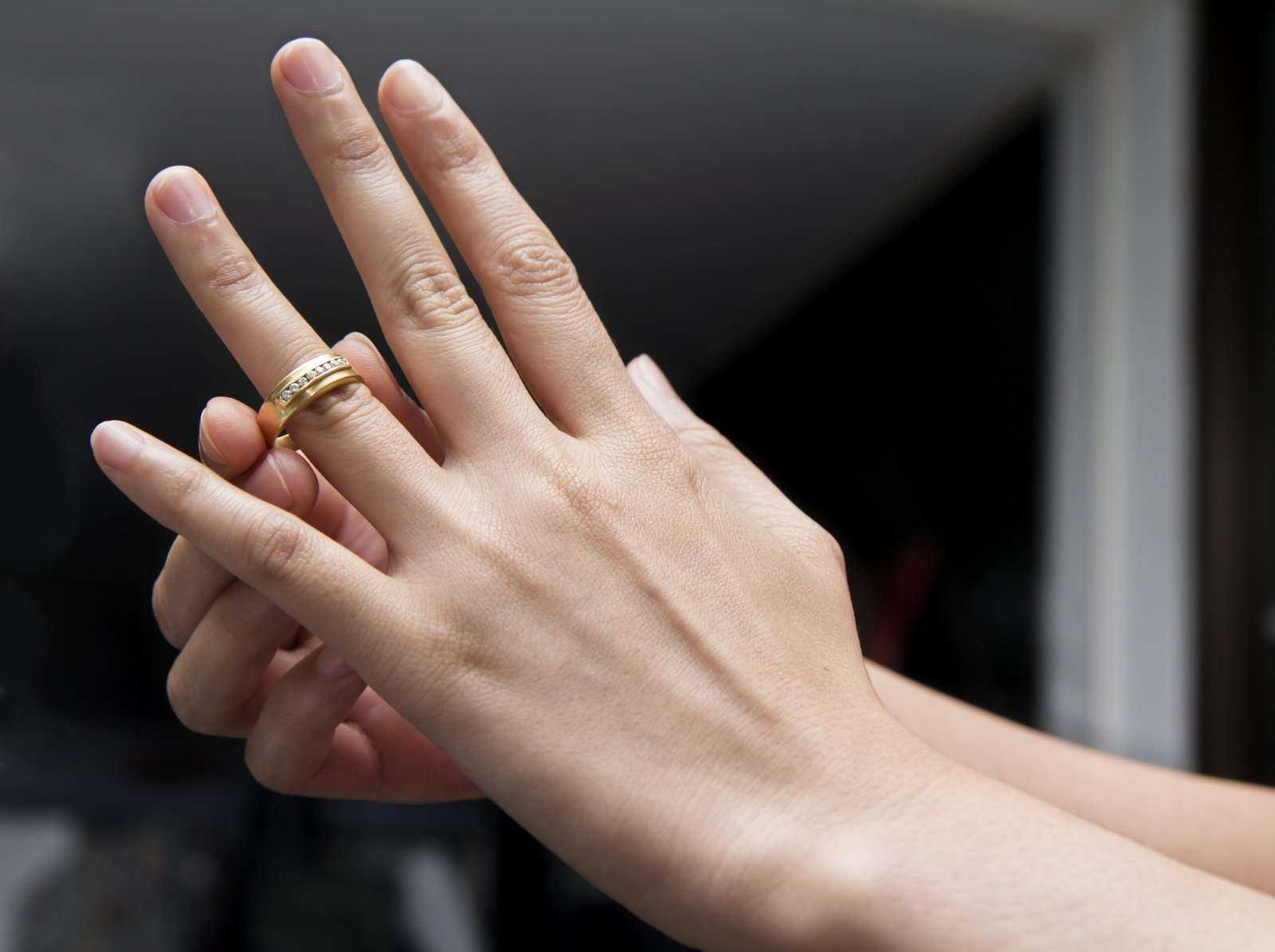 На какой руке принято носить обручальное кольцо